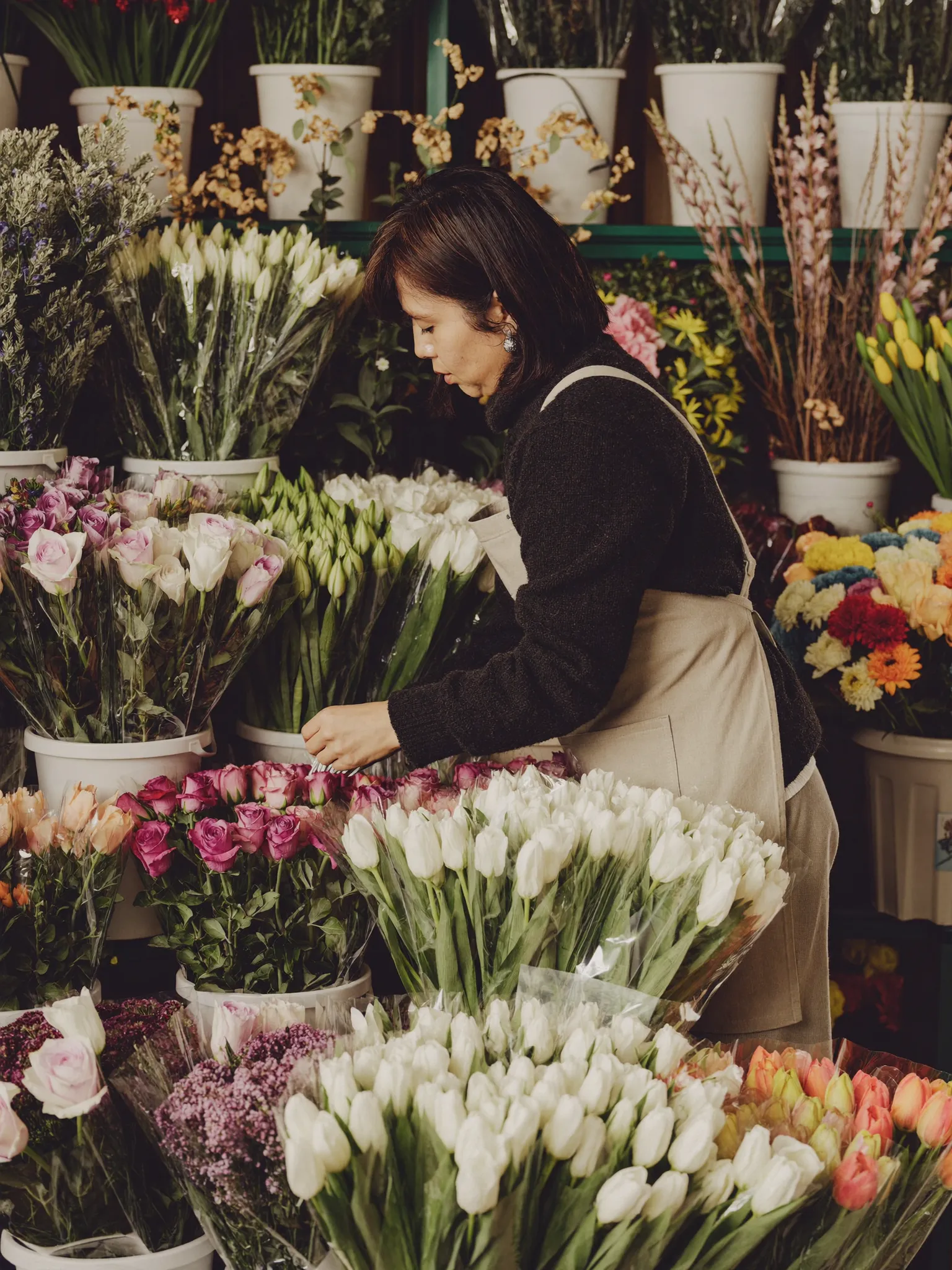 Keiko arranging stems in her Osaka flower shop